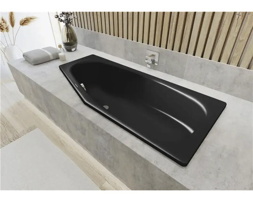 Baignoire intégrée dans une salle de bain lumineuse