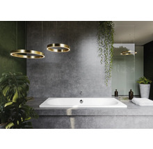 Modernes Badezimmer mit Badewanne, grauen Fliesen und runden Deckenleuchten