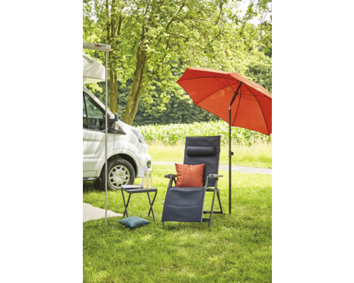 Szene mit Campingstuhl, Sonnenschirm, Tisch und Wohnmobil im Freien