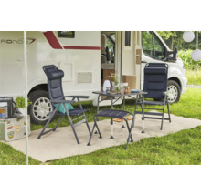 Scène de camping avec deux chaises de camping, une table et une caravane