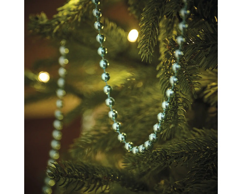 Gros plan d''une guirlande avec des boules sur un sapin de Noël