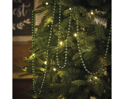 Sapin de Noël avec guirlande lumineuse et collier de perles