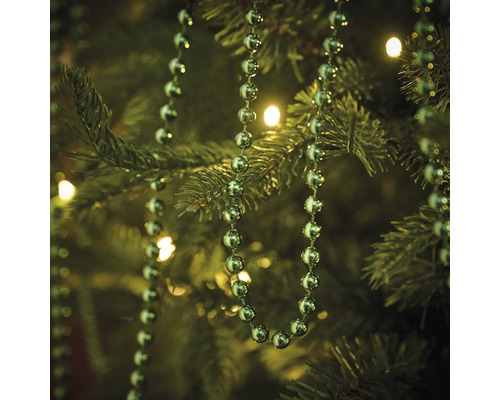 Sapin de Noël avec guirlande de perles argentées