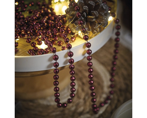 Plateau décoratif avec guirlande lumineuse, pomme de pin et chaîne à billes
