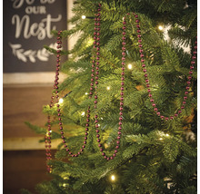 Sapin de Noël décoré avec une guirlande de boules