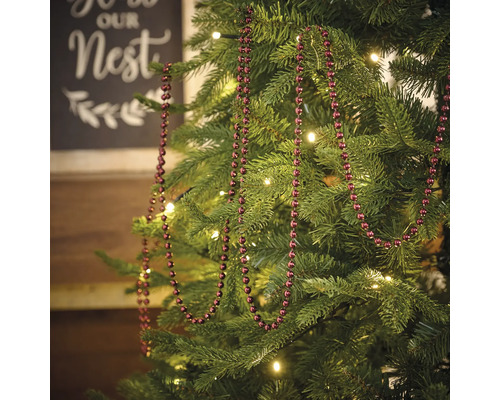 Sapin de Noël décoré avec une guirlande de boules