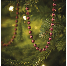 Guirlande décorative avec boules sur le sapin de Noël