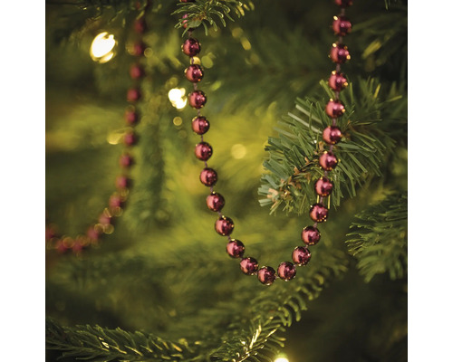 Guirlande décorative avec boules sur le sapin de Noël