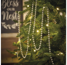 Sapin de Noël décoré d''une guirlande de perles argentées