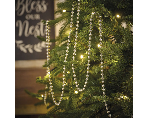 Sapin de Noël décoré d''une guirlande de perles argentées
