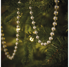Guirlande de boules argentées comme décoration de sapin sur un arbre de Noël