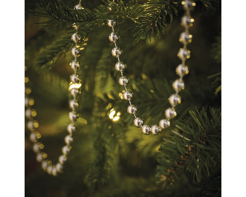 Guirlande de boules argentées comme décoration de sapin sur un arbre de Noël