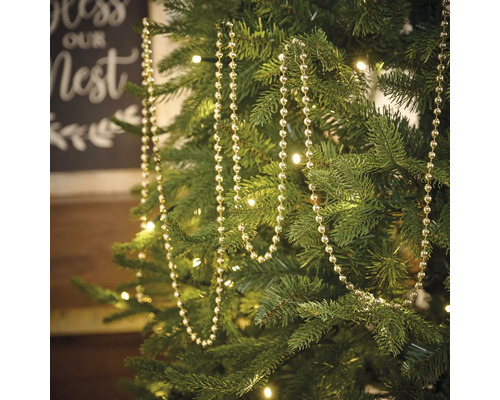 Sapin de Noël décoré d''une guirlande de perles argentées