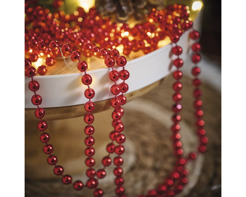 Décoration avec des boules rouges sur une ficelle
