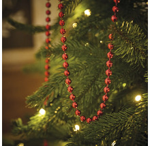 Sapin de Noël décoré d''un collier de perles rouges