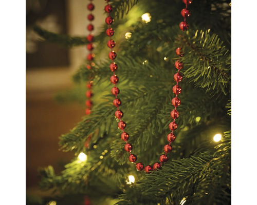 Sapin de Noël décoré d''un collier de perles rouges