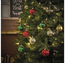 Arbre de Noël décoré avec des boules de Noël et des lumières