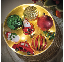 Dekorative Weihnachtskugeln und Figuren auf einem Tablett mit Lichtern.