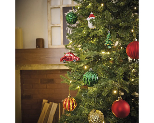 Weihnachtsbaum geschmückt mit Christbaumkugeln und Figuren