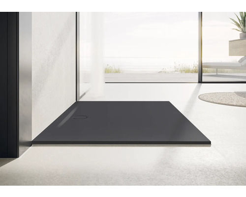 Vue de salle de bain moderne avec un receveur de douche plat.