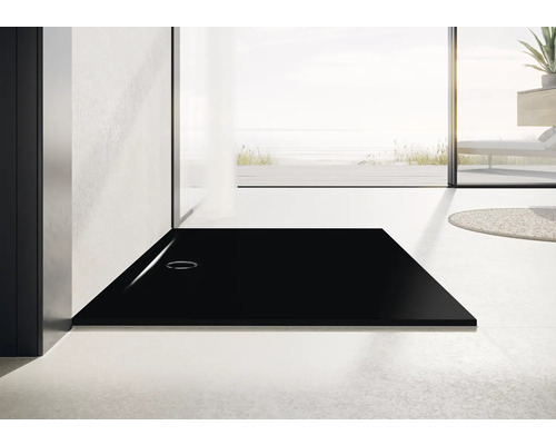 Ebenerdige Duschwanne in einem modernen Badezimmer mit Meerblick