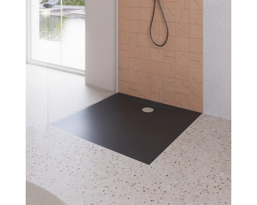 Douche de plain-pied avec caniveau de douche dans une salle de bain moderne