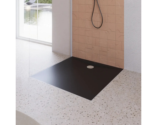 Receveur de douche noir dans une salle de bain moderne