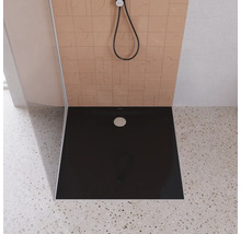 Receveur de douche noir dans une salle de bains moderne.