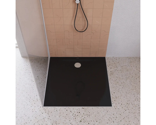 Receveur de douche noir dans une salle de bains moderne.