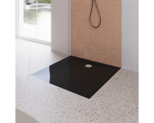 Receveur de douche rectangulaire encastré avec drain dans une salle de bains.