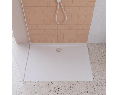 Ebenerdige Dusche mit Duschkopf und Abfluss