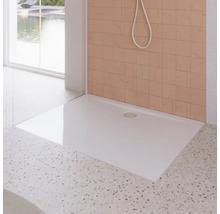 Receveur de douche rectangulaire dans une salle de bain avec pomme de douche