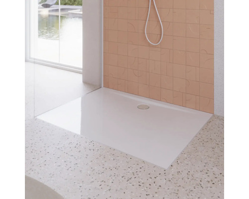 Rechteckige Duschwanne im Badezimmer mit Duschkopf