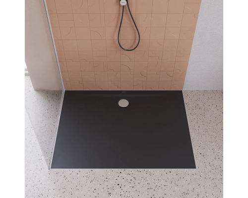 Douche à l''italienne avec receveur plat et foncé et pommeau de douche