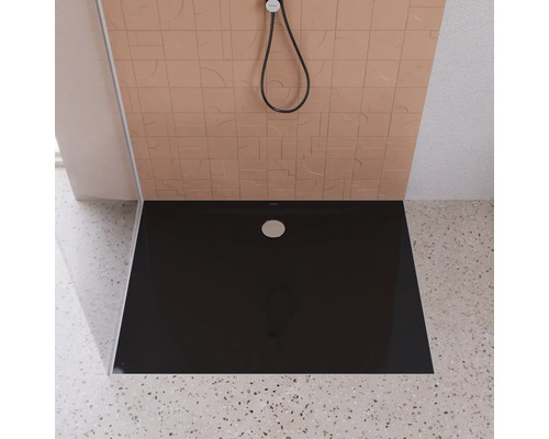 Schwarze Duschwanne mit Duschkopf und Wandfliesen