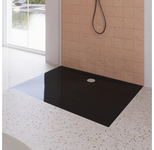 Receveur de douche noir dans une salle de bains