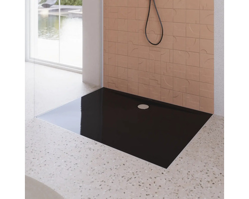 Schwarze Duschwanne im Badezimmer