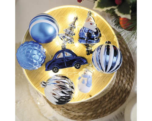 Dekorative Weihnachtskugeln mit den Motiven Weihnachtsmann, Auto und Schneemann