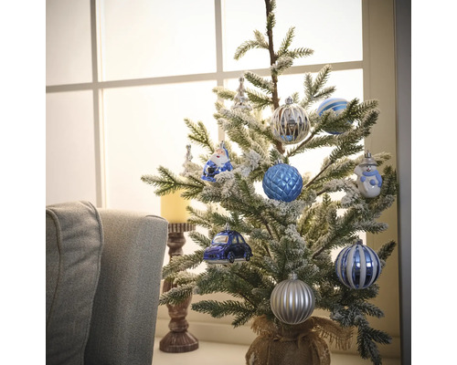 Dekorierter Weihnachtsbaum mit Christbaumschmuck im Innenraum
