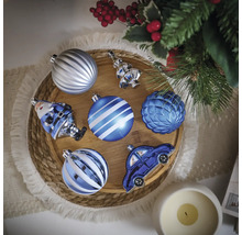 Dekorative Weihnachtskugeln in verschiedenen Formen auf einem Holztablett