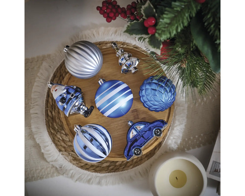 Dekorative Weihnachtskugeln in verschiedenen Formen auf einem Holztablett
