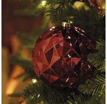 Boule de Noël rouge avec motif géométrique sur le sapin de Noël