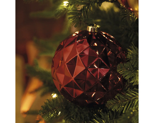 Boule de Noël rouge avec motif géométrique sur le sapin de Noël