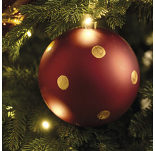 Boule de Noël rouge à pois sur le sapin de Noël