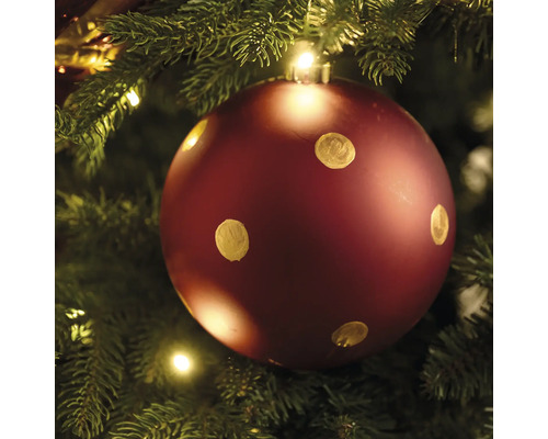 Boule de Noël rouge à pois sur le sapin de Noël