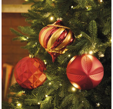 Sapin de Noël décoré avec trois boules de Noël