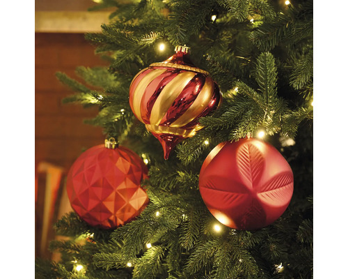 Sapin de Noël décoré avec trois boules de Noël