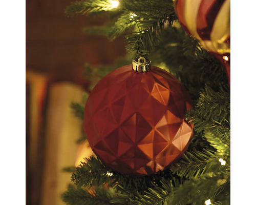 Sapin de Noël décoré avec boule rouge à motif géométrique