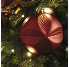 Boule de Noël avec motif de feuilles sur le sapin de Noël