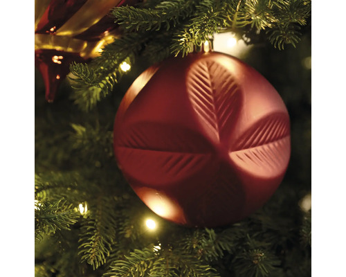 Boule de Noël avec motif de feuilles sur le sapin de Noël